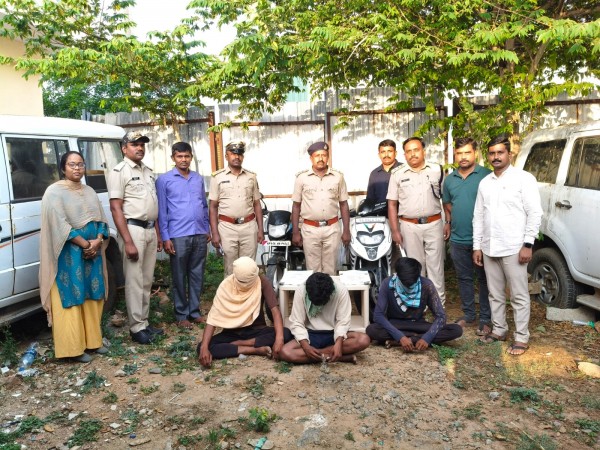 ಅಕ್ರಮ ಒಣ ಗಾಂಜಾ ಸೊಪ್ಪು ಮಾರಾಟ - ಮೂವರ ಬಂಧನ 