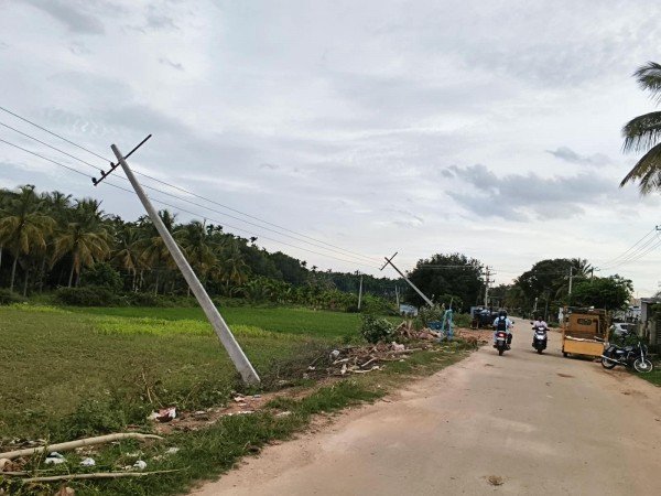 ಹನುಮನಹಳ್ಳಿ ಬಳಿ ವಾಲಿದ ವಿದ್ಯುತ್ ಕಂಬಗಳು: ಕಳಪೆ ಕಾಮಗಾರಿ ಆರೋಪ