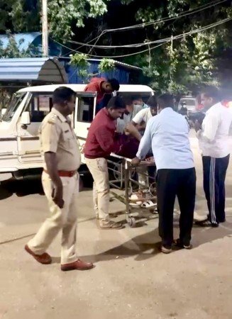 ಅಪಘಾತದಲ್ಲಿ ಗಾಯಗೊಂಡವರಿಗೆ ಅಬಕಾರಿ ಅಧಿಕಾರಿಗಳಿಂದ ಮಾನವೀಯ ನೆರವು