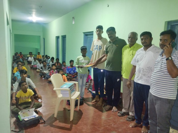 ವಿದ್ಯಾರ್ಥಿಗಳಿಗೆ ಉಚಿತ ನೋಟ್ ಬುಕ್ ವಿತರಣೆ 