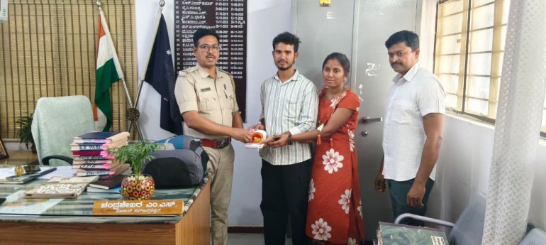 ಕಳೆದುಹೋದ 30 ಗ್ರಾಂ ಚಿನ್ನವನ್ನು ಹುಡುಕಿ ಸಂತ್ರಸ್ತರಿಗೆ ಹಿಂದಿರುಗಿಸಿದ ಮಧುಗಿರಿ ಪೊಲೀಸರು 